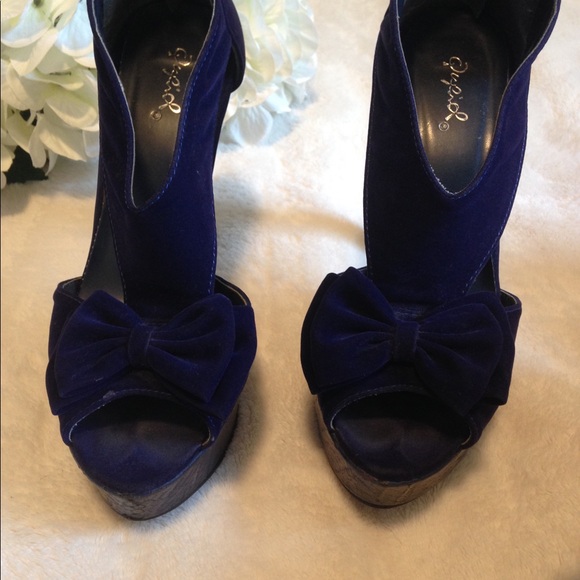 Qupid Dark Blue Velvet Bow Front Peep Toe Snake Skin Platform Heels - Picture 2 of 16